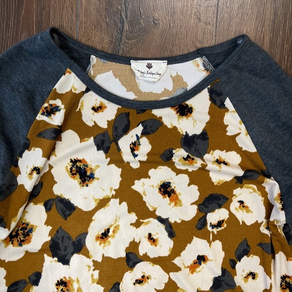 Betsey’s Boutique 3/4 sleeve floral top SZ SM - Picture 2 of 3